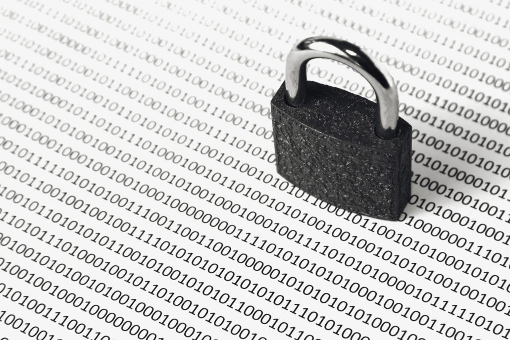Vorhängeschloss auf einem digitalen Zahlencode als Symbol für Datenschutz