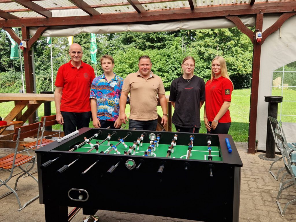 Übergabe des gespendeten Turnier-Kickertischs an den Schützenverein Barkhausen
