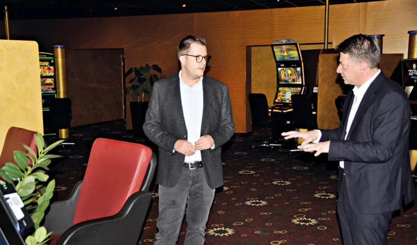 Johannes Gill erläutert Christian Calderone den Spielbetrieb in der Royal-Spielhalle Bersenbrück