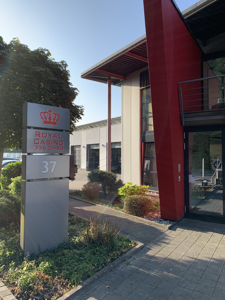 Unsere Zentrale in Kirchlengern mit Royal-Firmenschild und Eingangsbereich