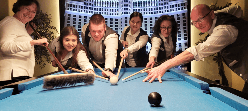 Royal-Team am Billardtisch