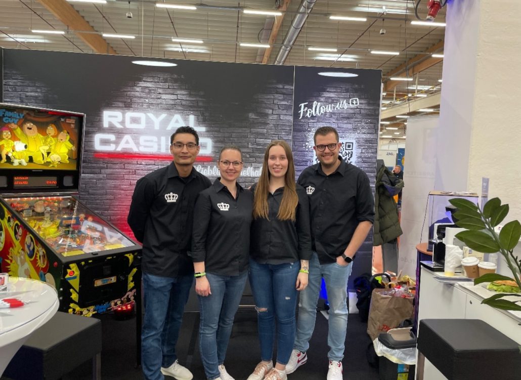 Royal-Team am Messestand