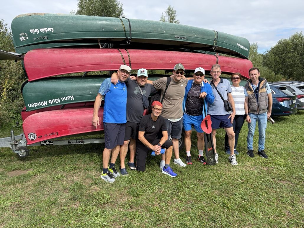 Royal-Team vor den Kanus