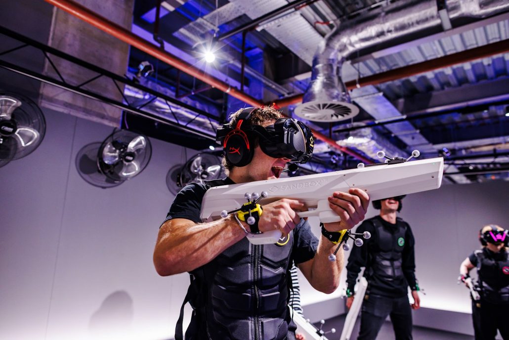 Gäste mit VR-Ausrüstung beim Sandbox-VR-Erlebnis