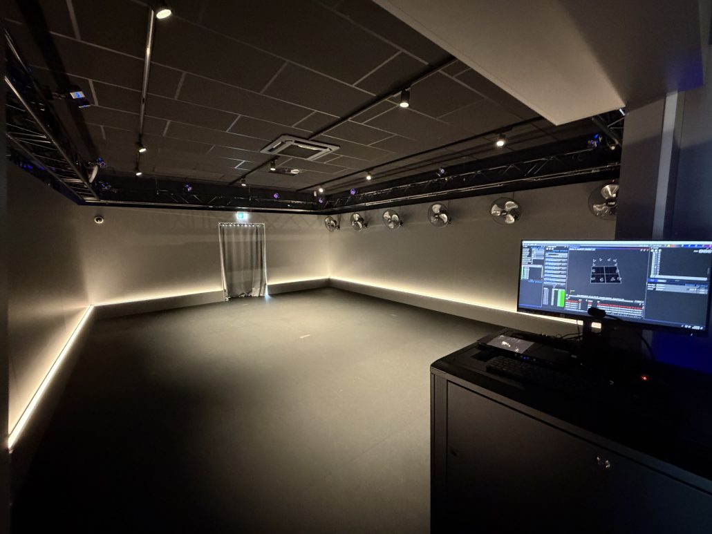 Blick in einen Virtual-Reality-Eventraum mit Trackingtechnik und freier Spielfläche