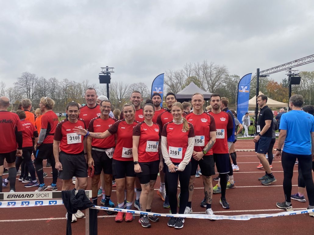 Royal-Team in roten Laufshirts beim Firmenlauf